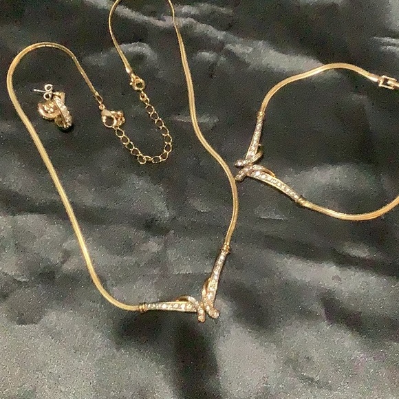 Vintage Avon, necklace, bracelet and earrings set. - Picture 11 of 16